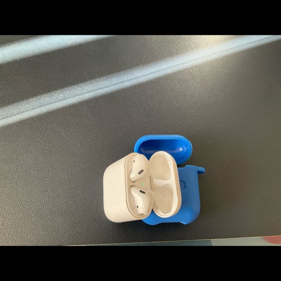 AirPods 2nd generation. With blue case and charger. - Picture 4 of 6